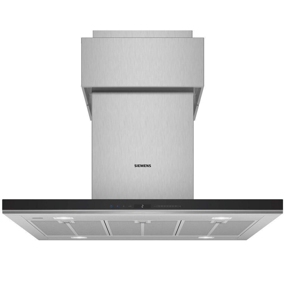 Cappa in acciaio inox con pannello comandi nero e tre luci. Il marchio è Siemens.