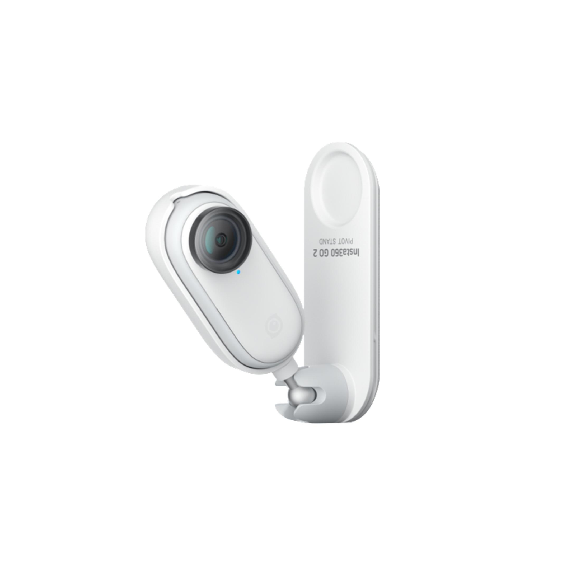 Fotocamera bianca Insta360 GO 2 su supporto bianco. La fotocamera ha un obiettivo e un punto blu.