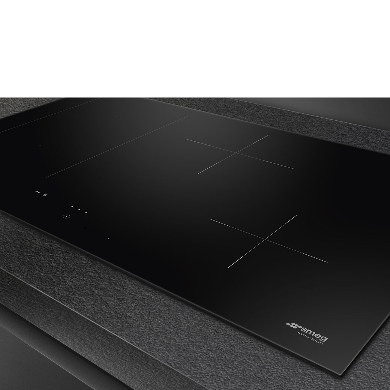 Piano cottura a induzione nero Smeg. L'immagine mostra il piano cottura con uno sfondo grigio scuro.