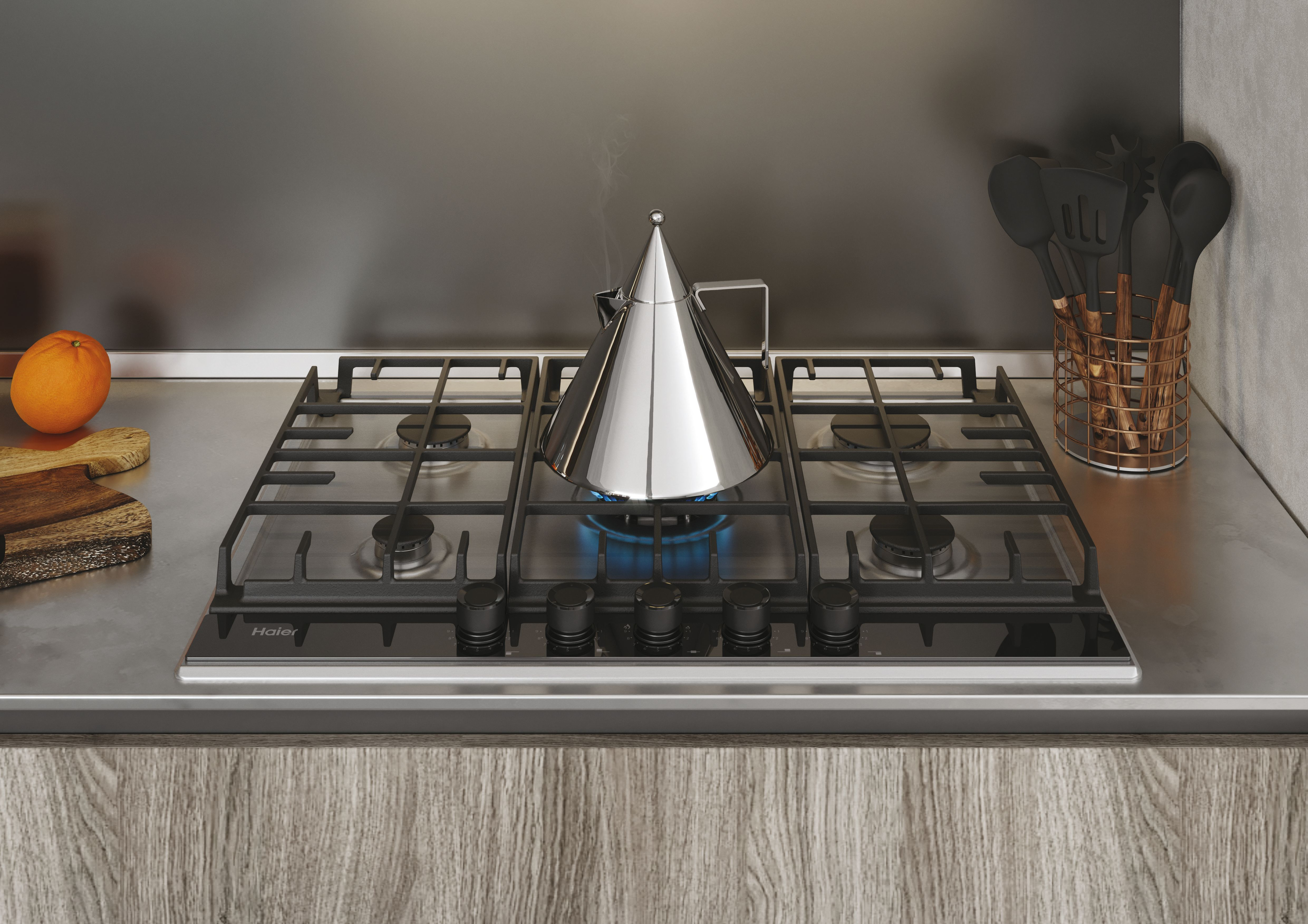 Scena di cucina con piano cottura a gas, un bollitore e utensili su un ripiano.