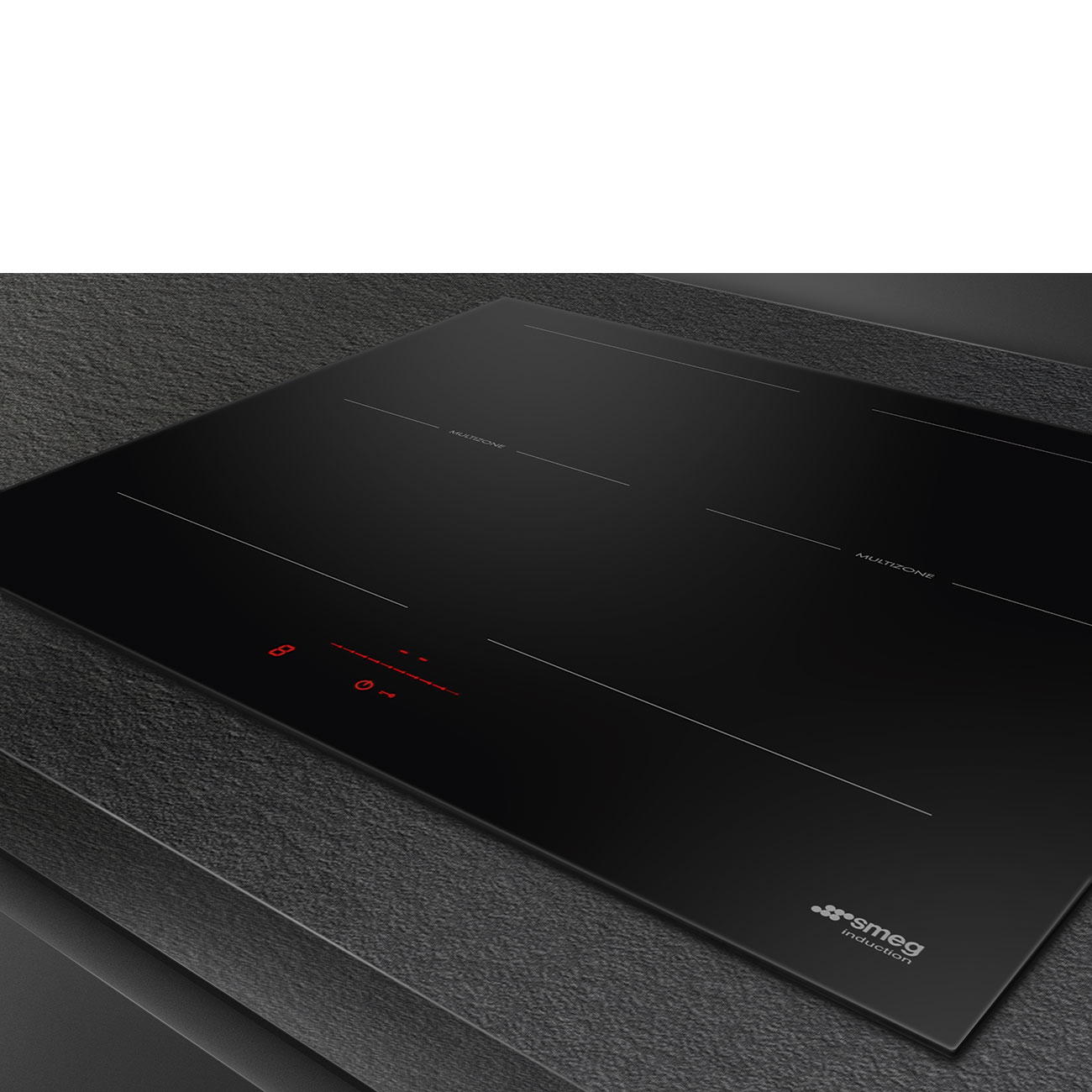 Piano cottura a induzione nero con display digitale rosso. Logo Smeg visibile in basso a destra.