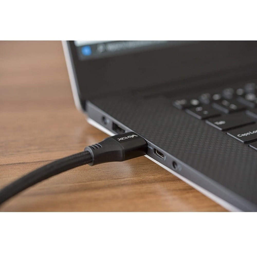 Czarny kabel jest podłączony do laptopa, kabel ma logo Voyox.