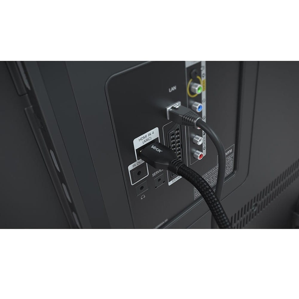 Tył telewizora z podłączonymi kablami. Kable mają logo Voyox.