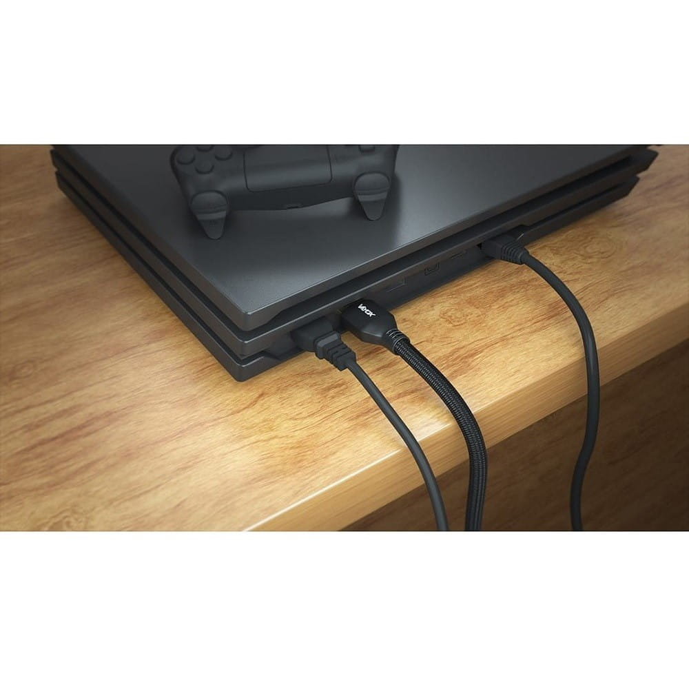 Konsola do gier z podłączonymi kablami, na górze kontroler. Kable mają logo Voyox.