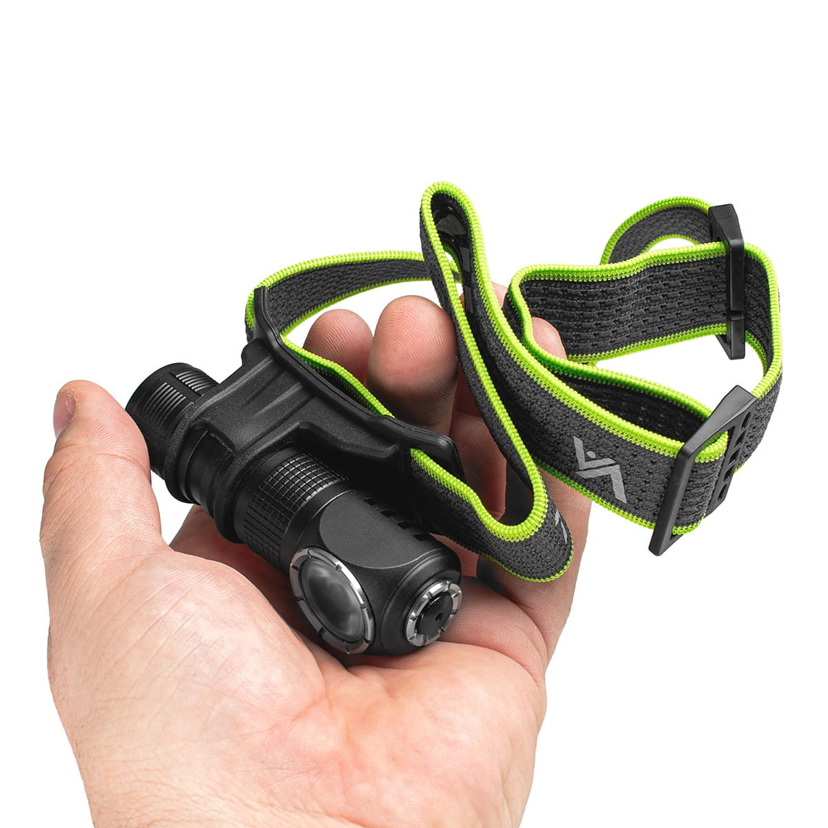 Dłoń trzymająca czarną latarkę czołową z zielonym paskiem. Latarka czołowa jest odizolowana na białym tle.