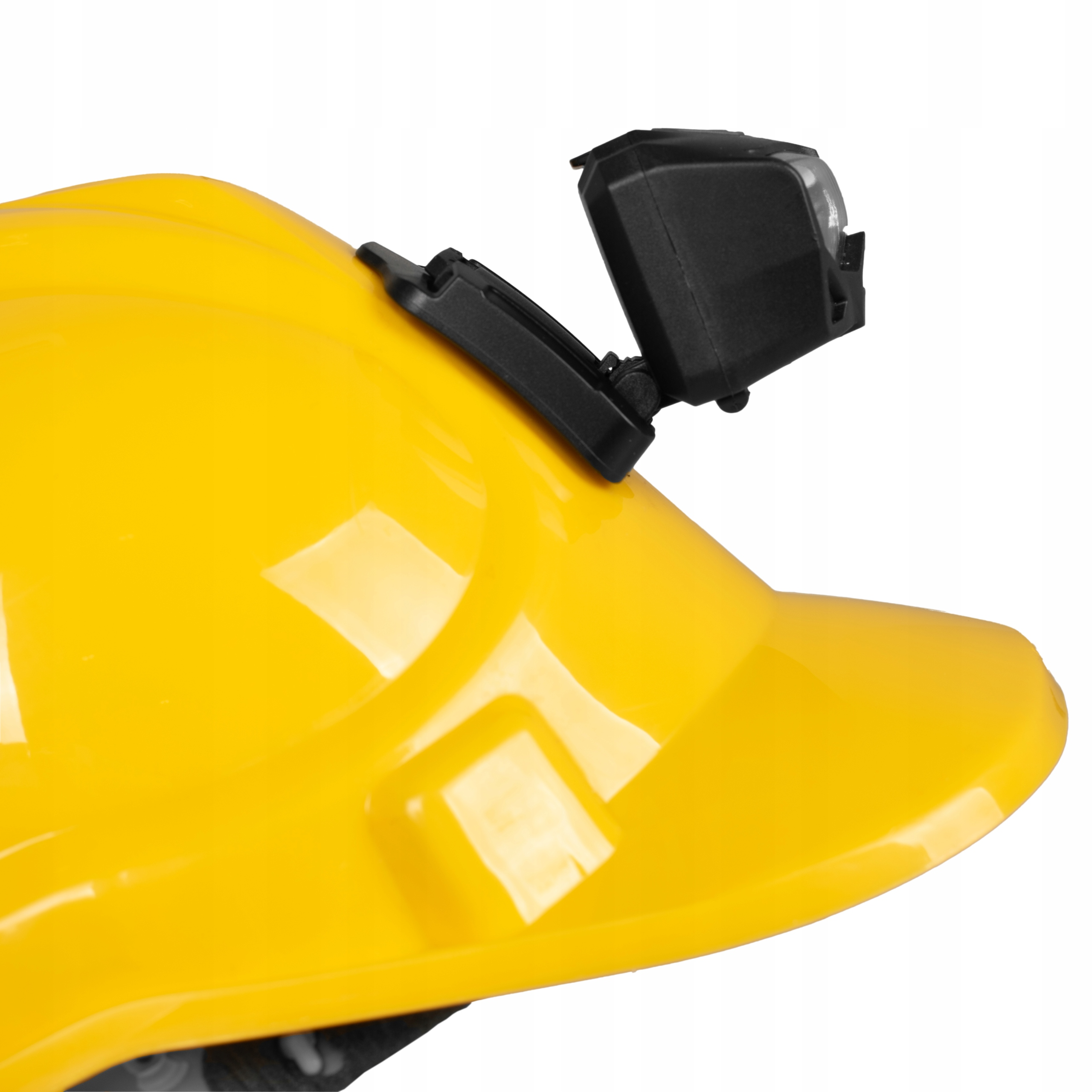 Żółty kask z czarnym światłem przymocowanym z boku. Białe tło.