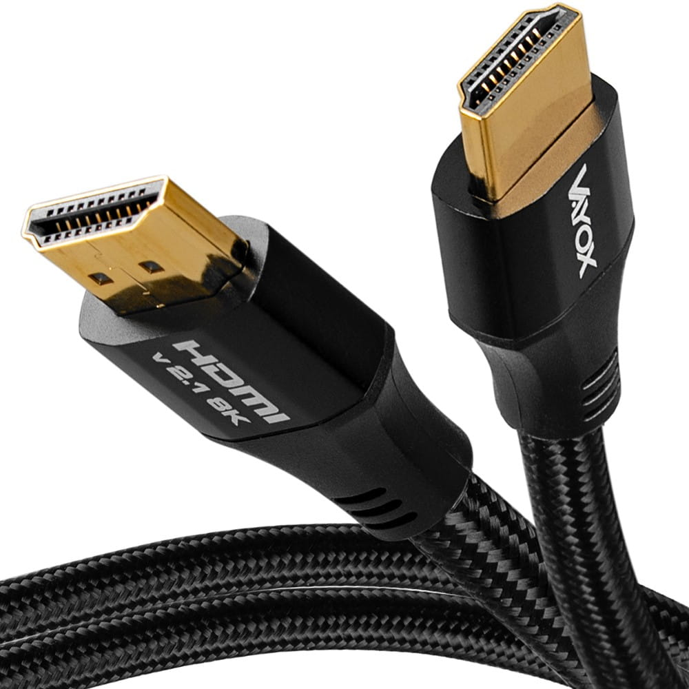 Czarny kabel HDMI ze złotymi złączami. Kabel jest czarny z fakturą tkaniny. Białe tło.
