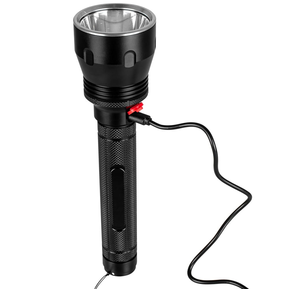 Czarna latarka z portem ładowania i podłączonym kablem. Latarka jest czarna.