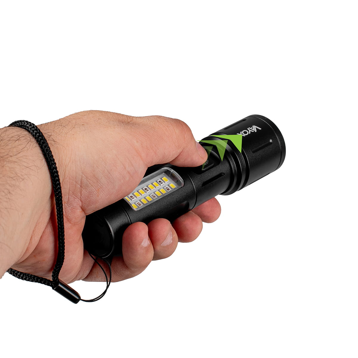 Ręka trzymająca czarną latarkę Vayox i naciskająca przycisk zasilania.