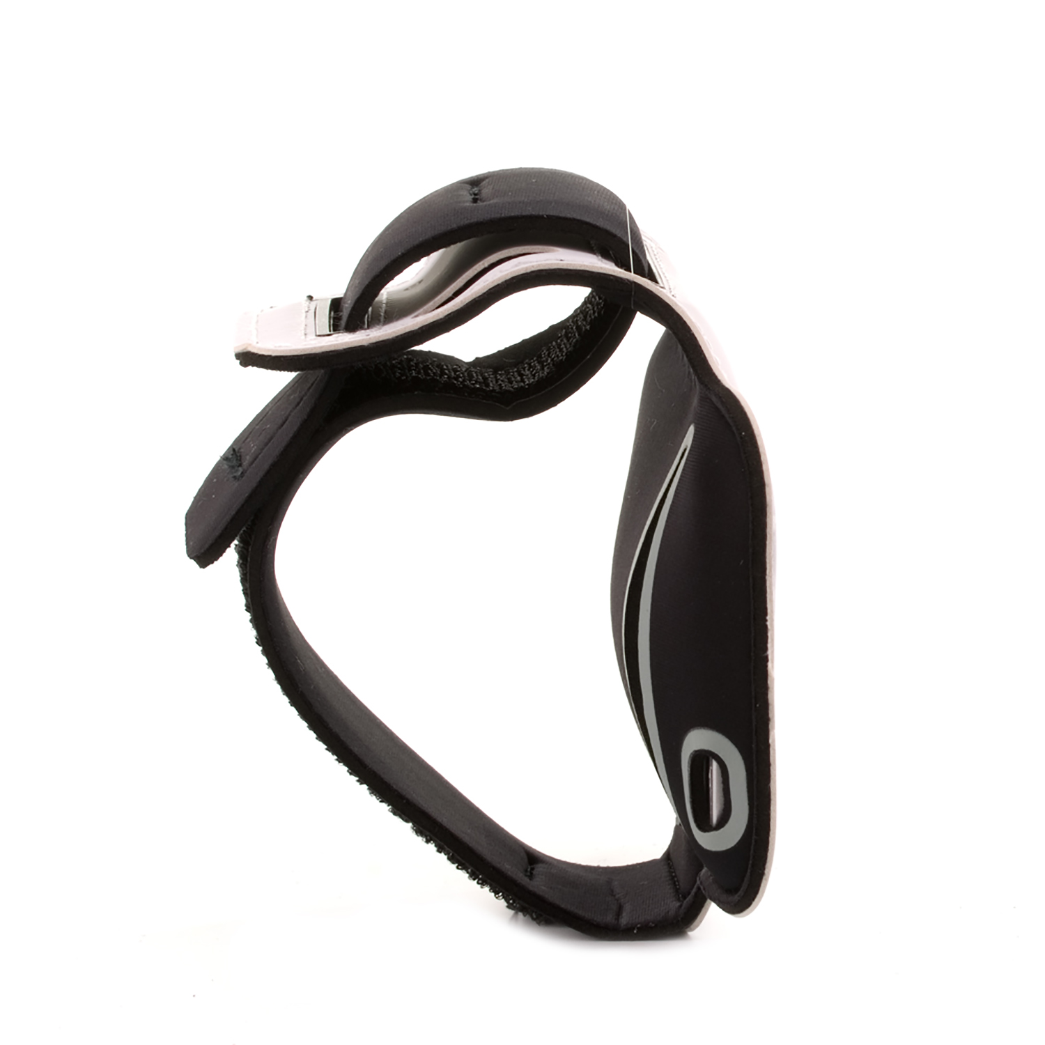 Brazalete negro y blanco con correa. Tiene un círculo blanco y una abertura.