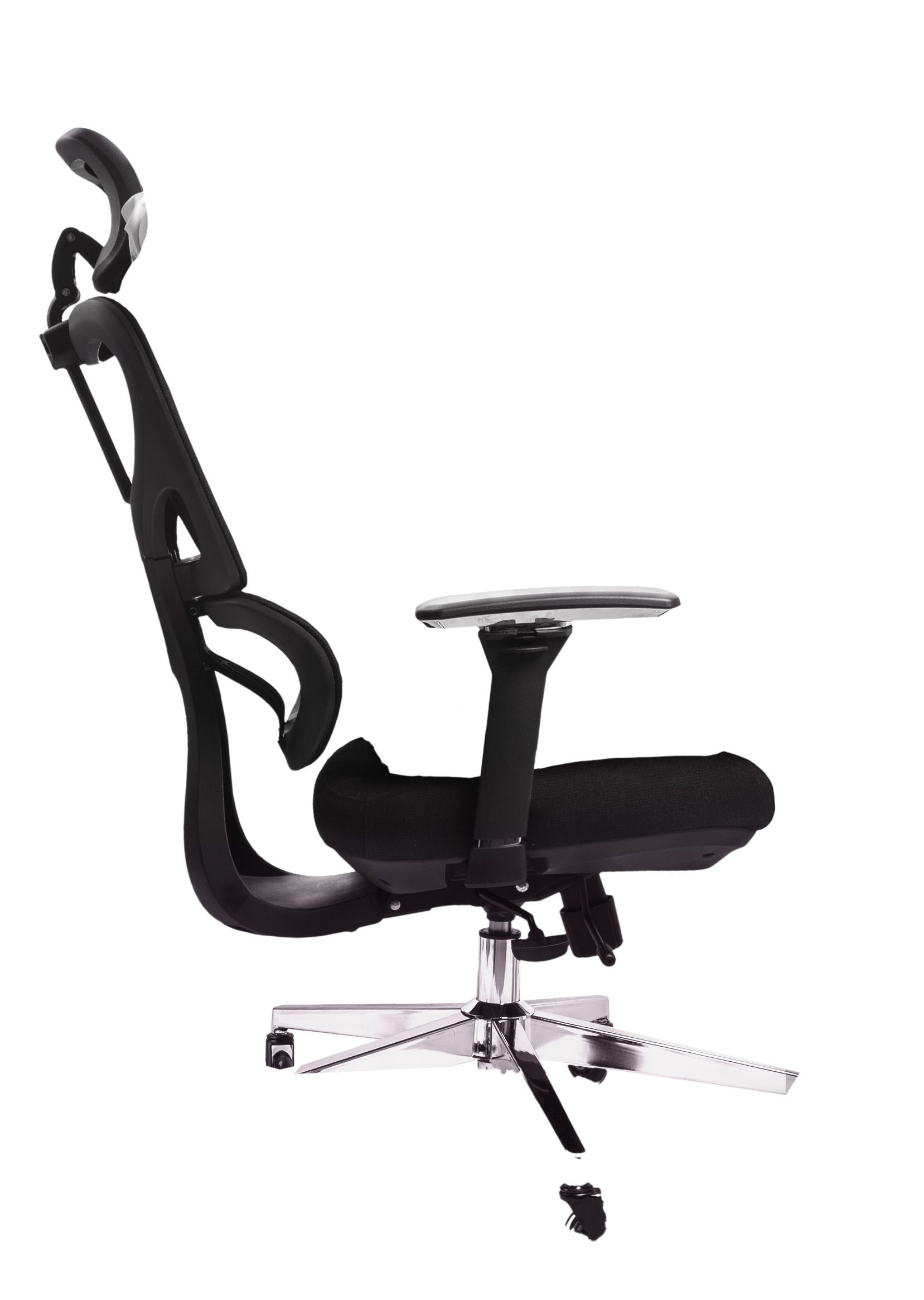 Ein schwarzer ergonomischer Bürostuhl mit Kopfstütze, Armlehnen und silbernem Fuß.