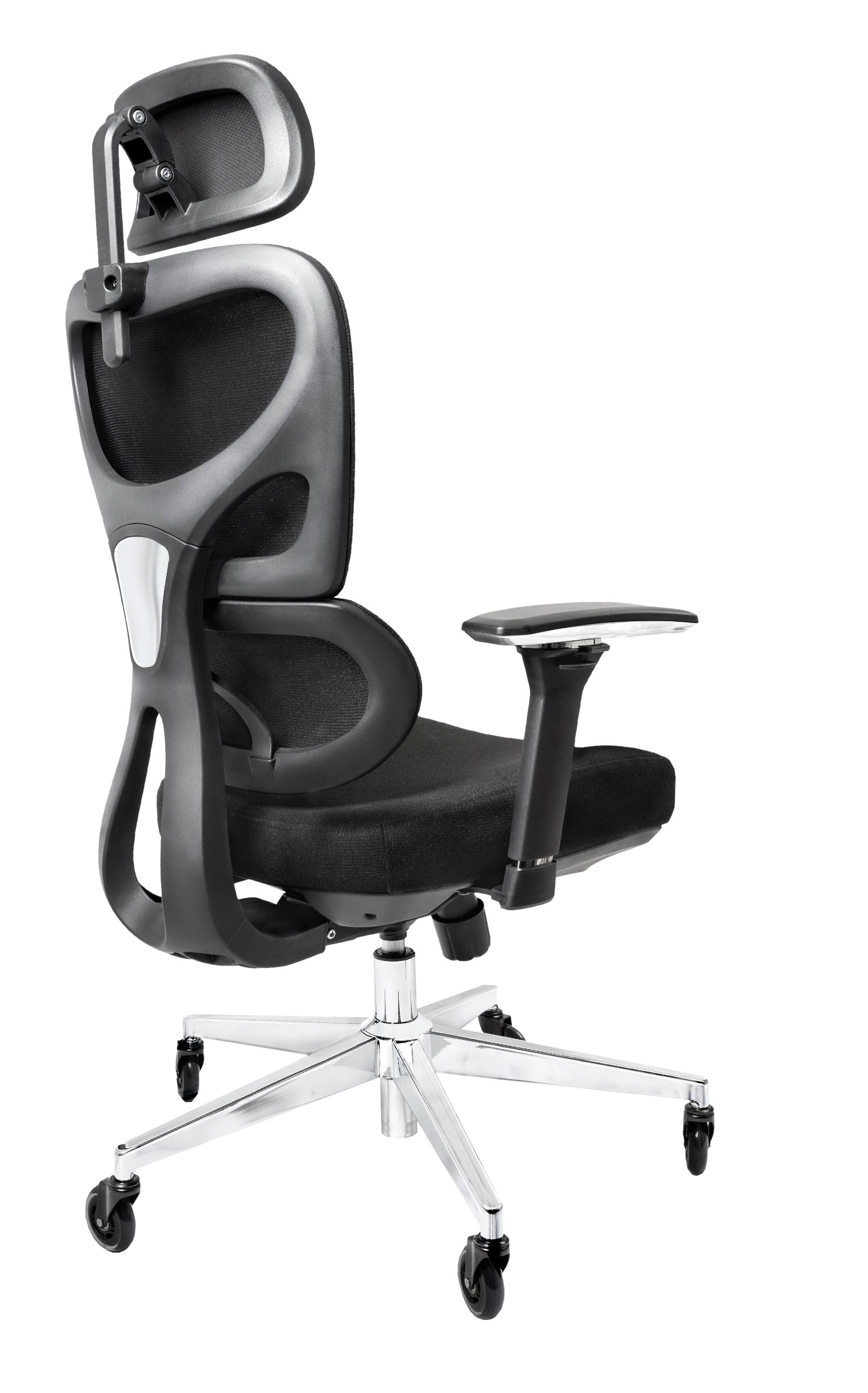 Ein schwarzer ergonomischer Bürostuhl von der Seite, mit weißem Hintergrund.