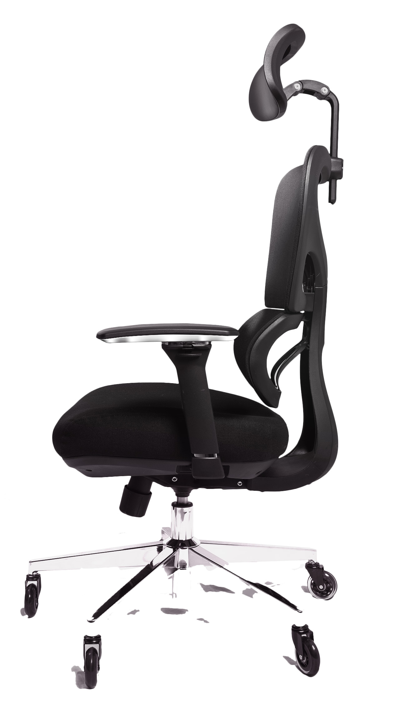 Ein schwarzer ergonomischer Bürostuhl von der Seite, mit weißem Hintergrund.