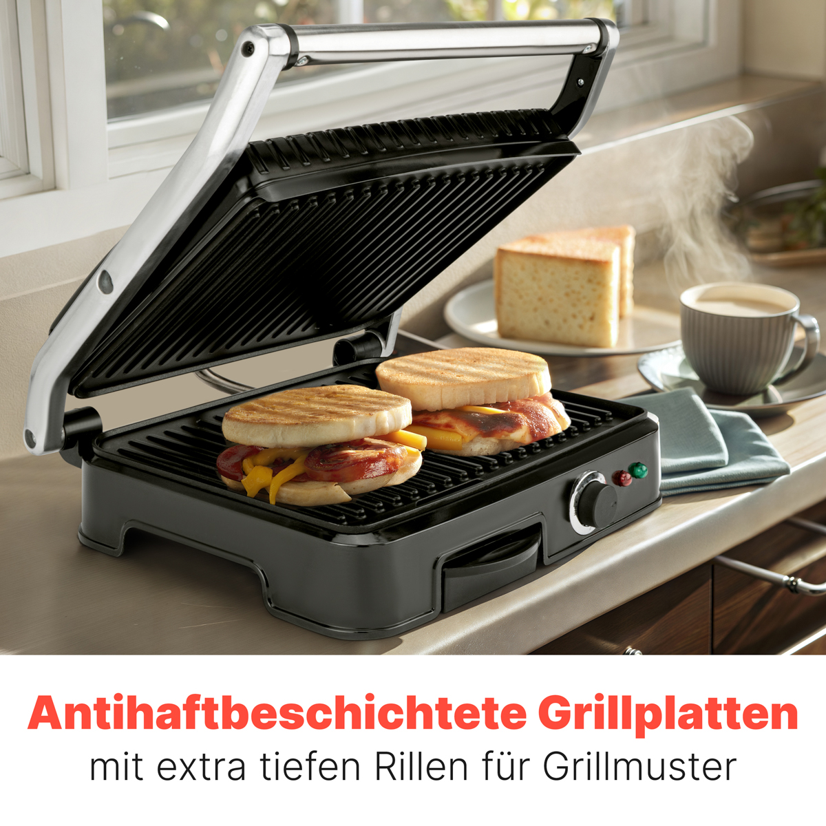 Otwarty grill z ugotowanymi kanapkami, para unosi się, z napisem 'Antihaftbeschichtete Grillplatten'.