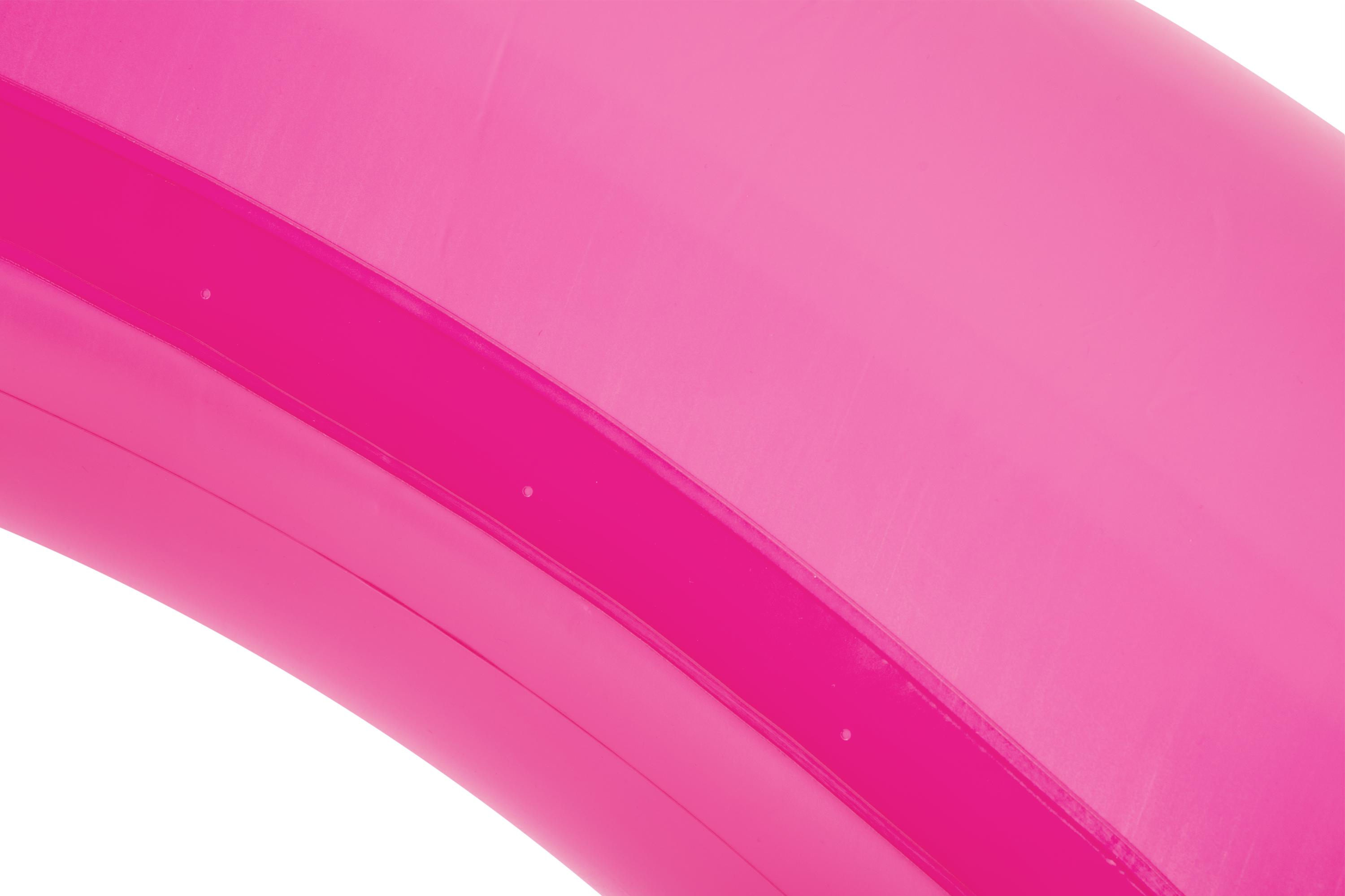Primer plano del arco inflable rosa, que muestra los detalles de la superficie.