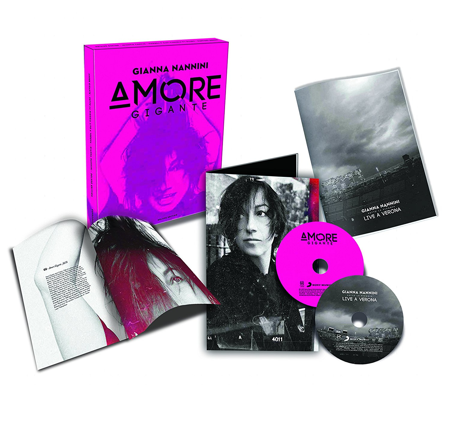 Albumcover mit einer Frau, einem Buch und CDs. Alles ist in Pink gehalten.