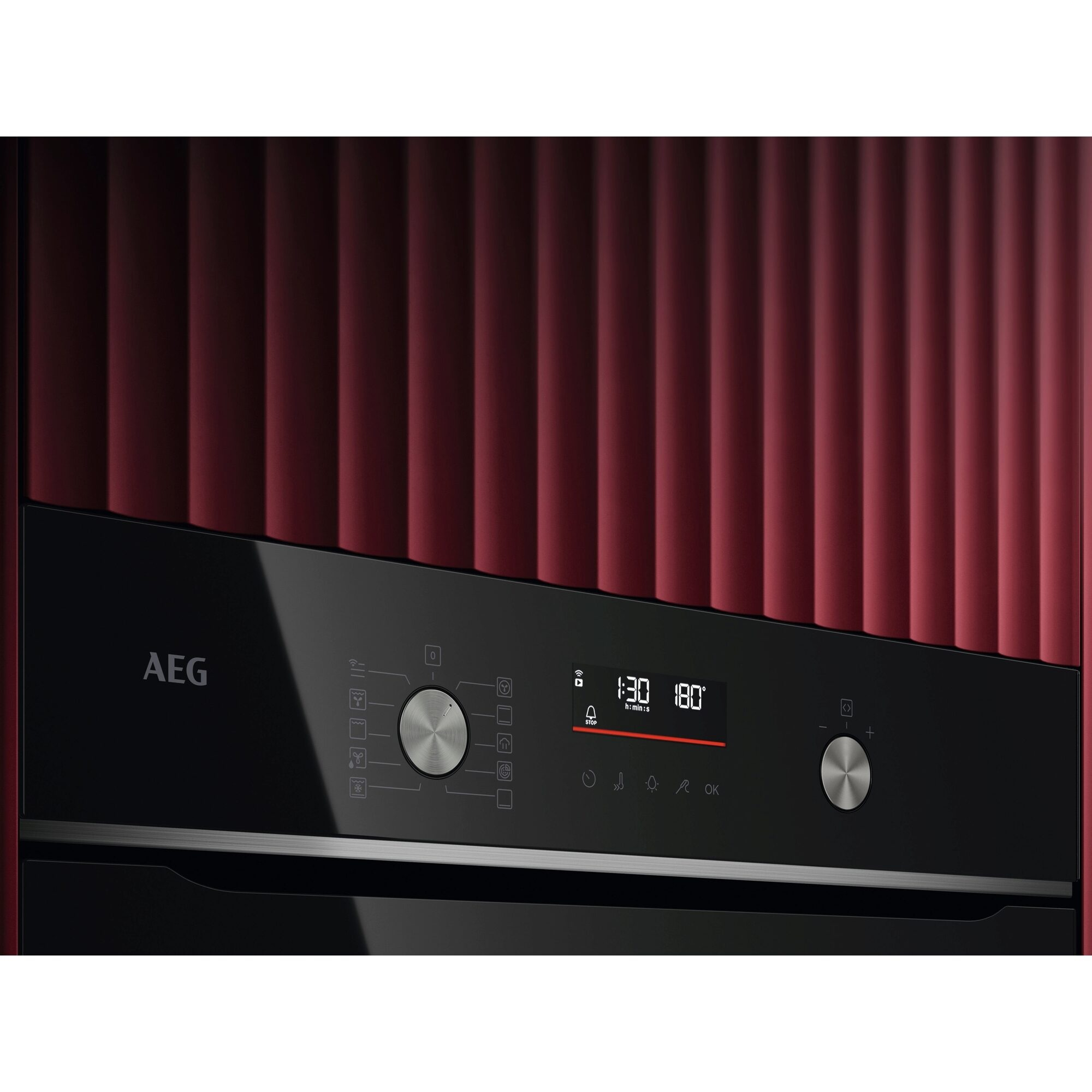 Primer plano de una pantalla de horno. El horno es negro con un panel rojo detrás.