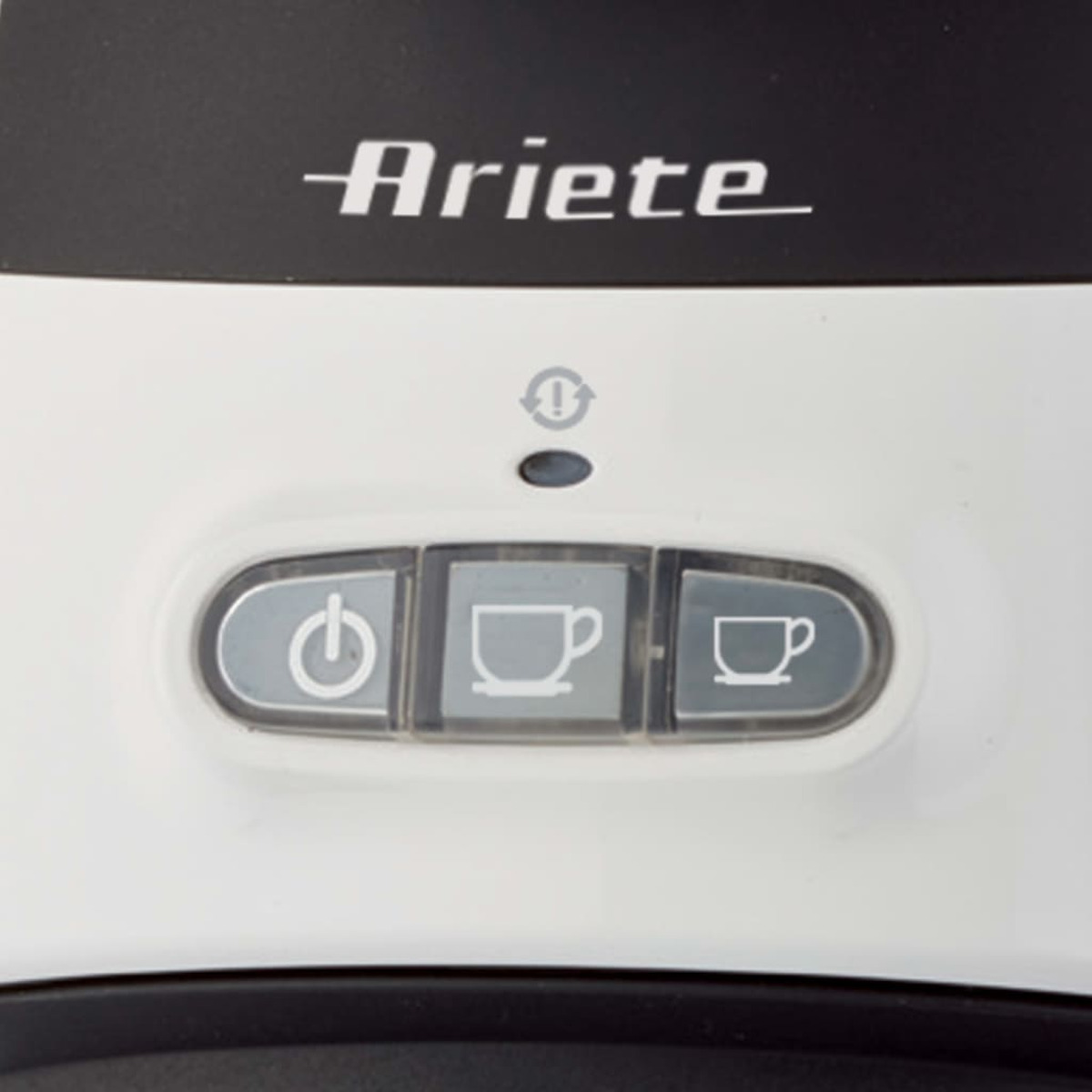 Zbliżenie panelu sterowania białego ekspresu do kawy z trzema przyciskami.