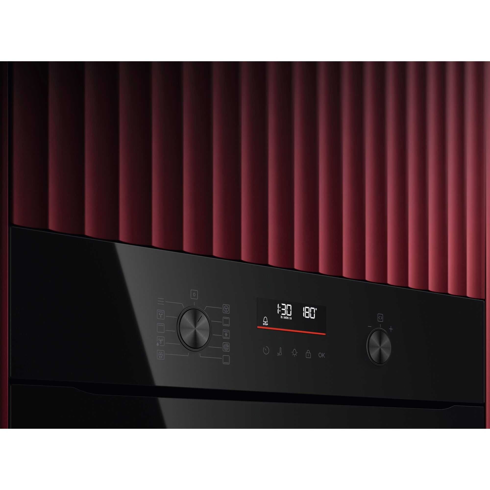 Zbliżenie panelu sterowania piekarnika z cyfrowym wyświetlaczem pokazującym ustawienia czasu i temperatury.