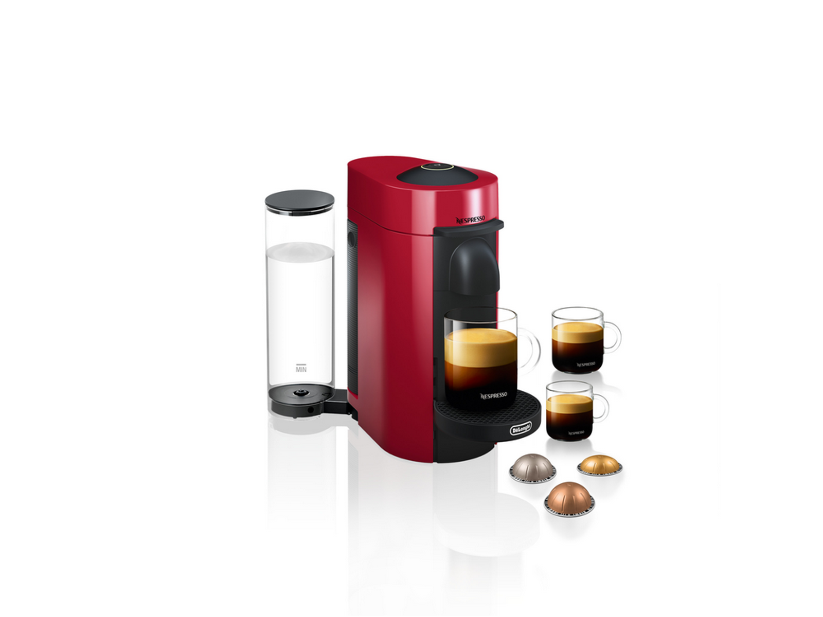 Czerwony ekspres do kawy Nespresso z filiżankami kawy i rozrzuconymi kapsułkami.