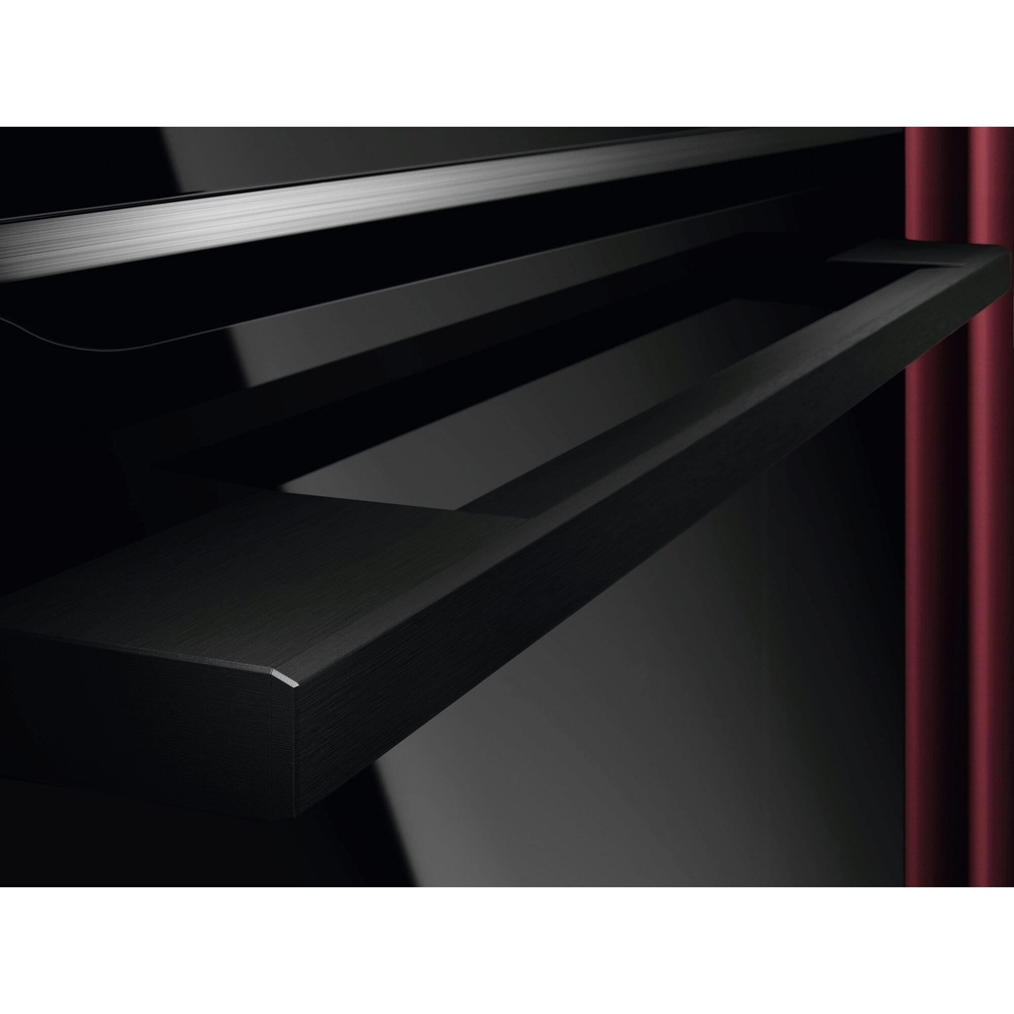 Zbliżenie czarnego uchwytu piekarnika, pokazujące elegancki, nowoczesny design.