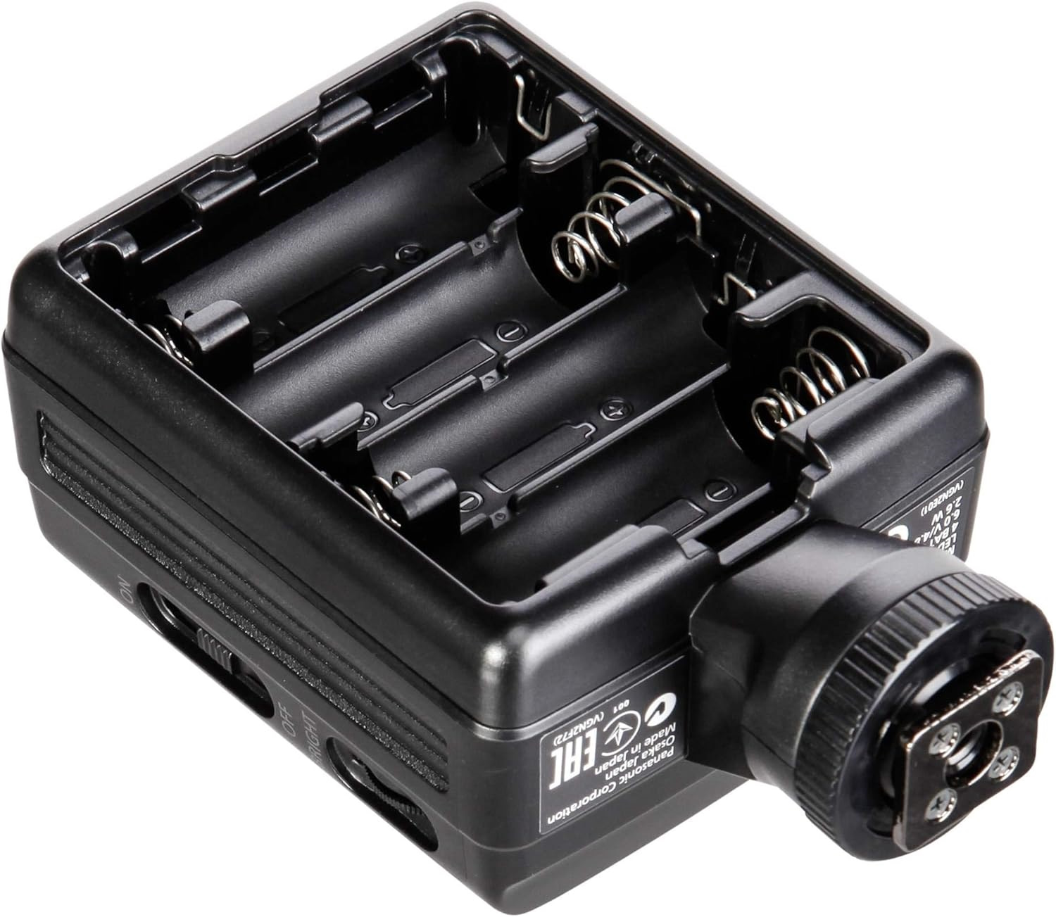 Schwarzes Blitzgerät mit offenem Batteriefach, das vier Batterieschlitze und Metallfedern zeigt.