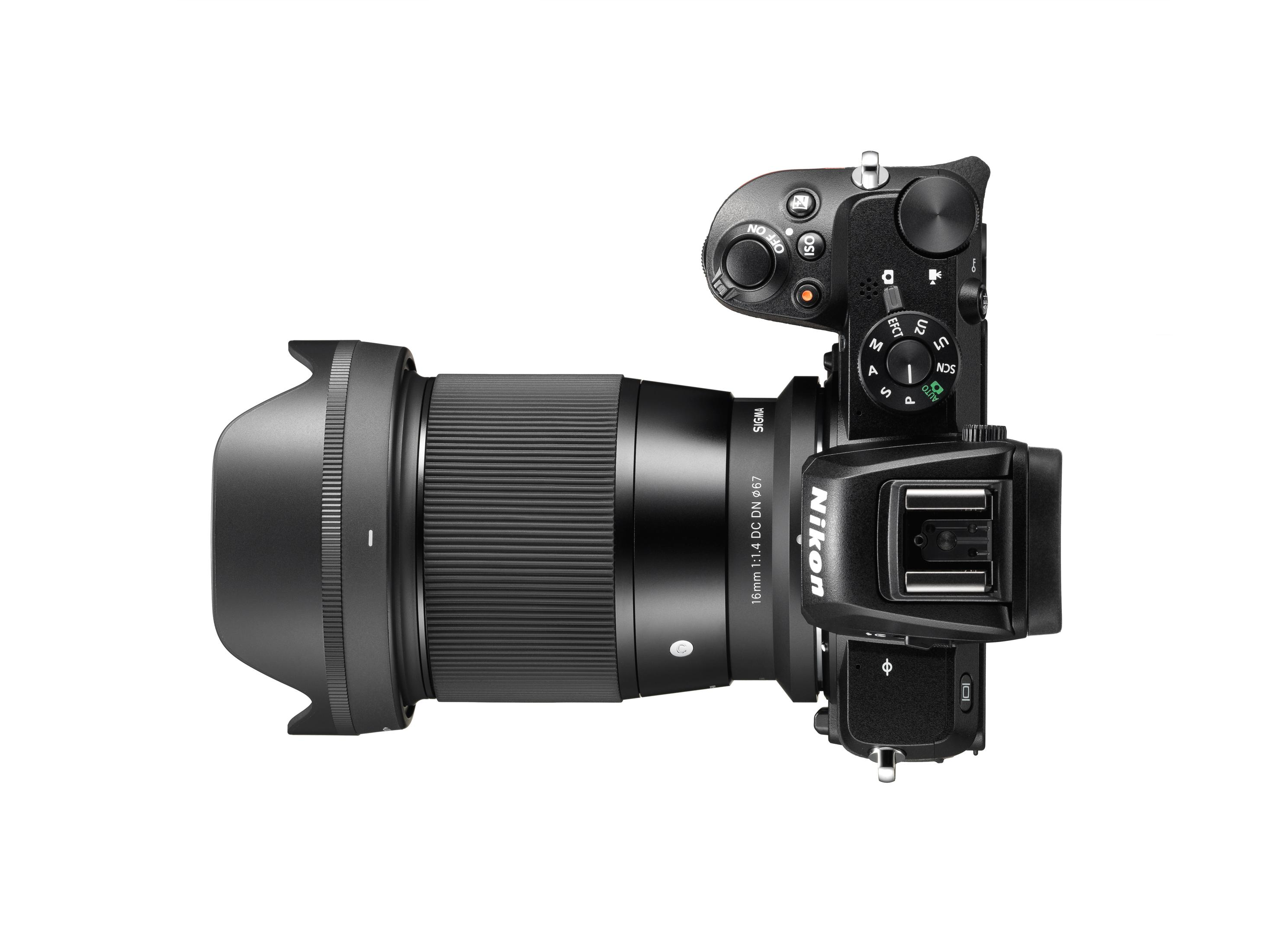 Korpus aparatu z dołączonym obiektywem, pokazujący szczegóły z góry i z boku.