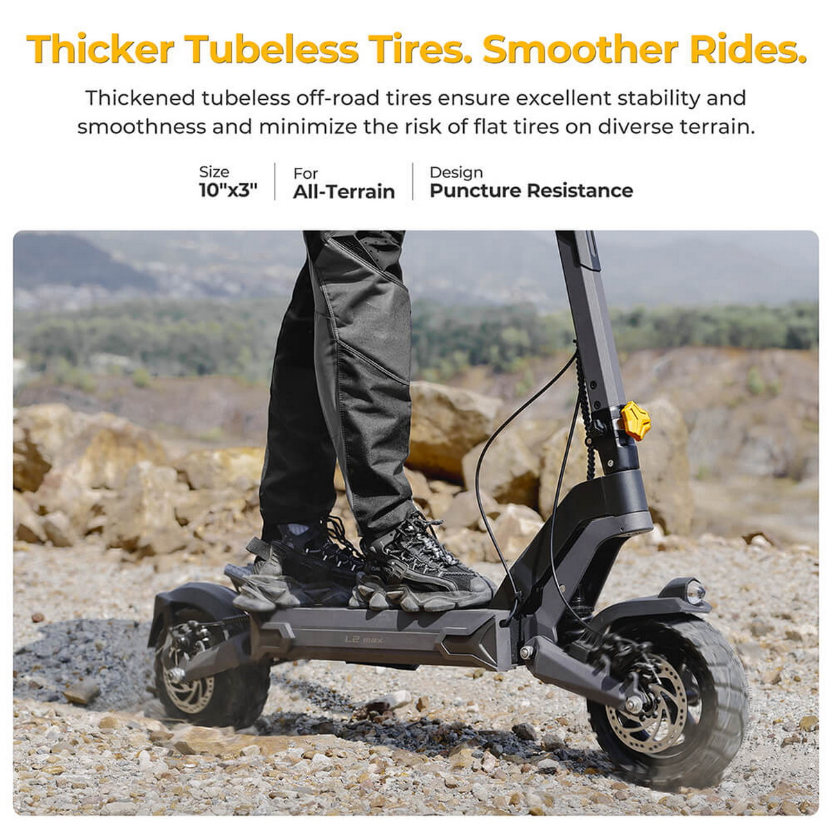 Osoba jadąca czarną hulajnogą po polnej ścieżce, pokazująca opony terenowe.