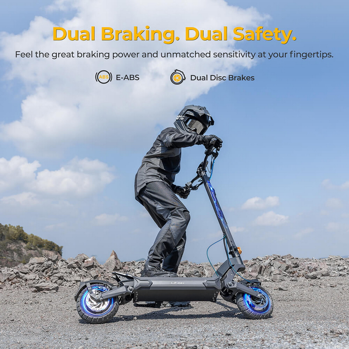 Mężczyzna na skuterze elektrycznym na skalistym podłożu. Niebieskie akcenty i niebo w tle.