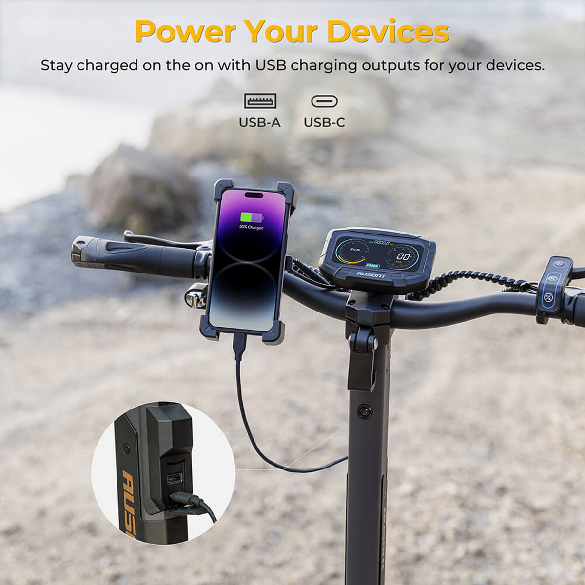 Zbliżenie kierownicy skutera z telefonem ładowanym przez USB. Skupienie na portach USB-A i USB-C.