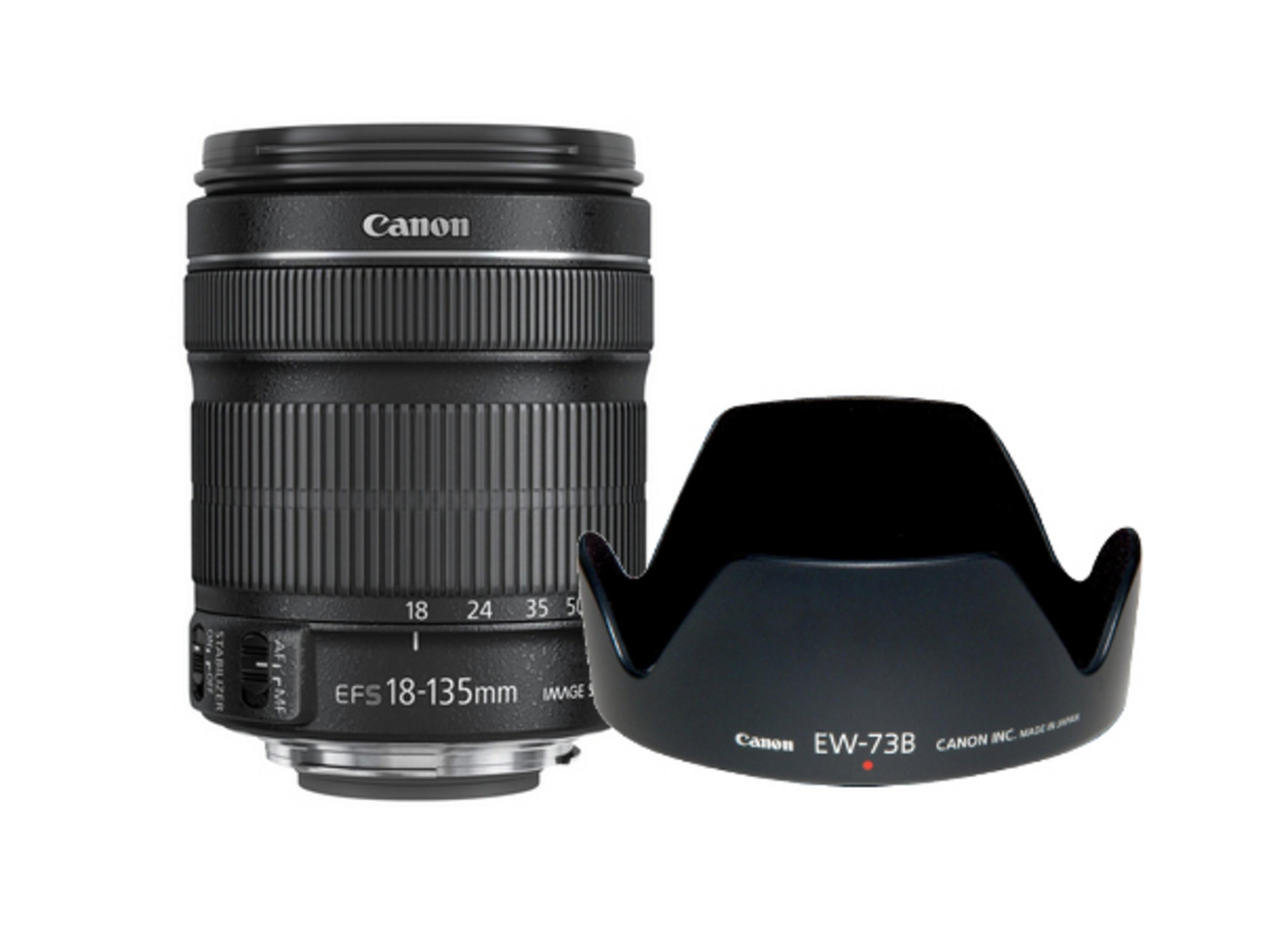Canon EFS 18-135mm Objektiv mit schwarzer Sonnenblende. Beide auf weißem Hintergrund.