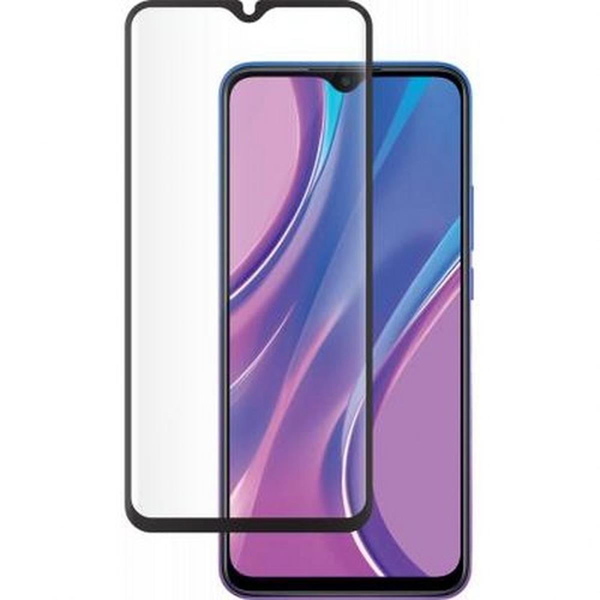 Uno smartphone con protezione schermo e custodia trasparente su sfondo bianco.