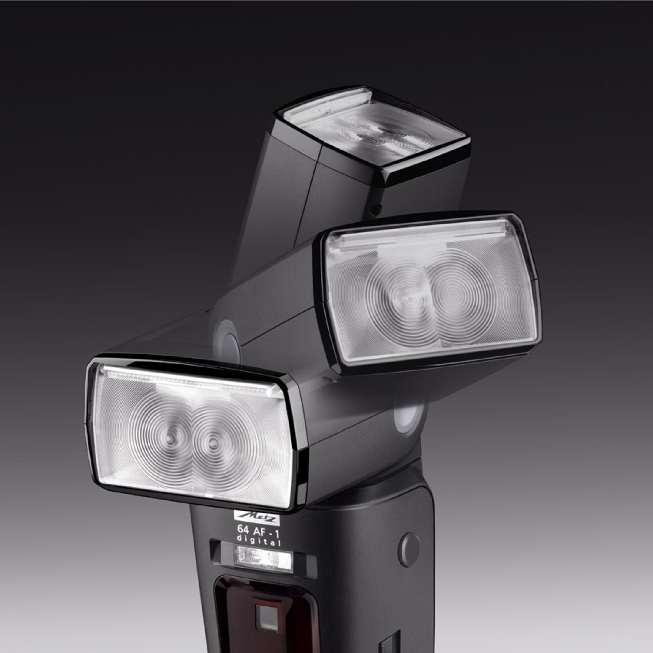 Tre flash neri con luce bianca, su uno sfondo grigio scuro.