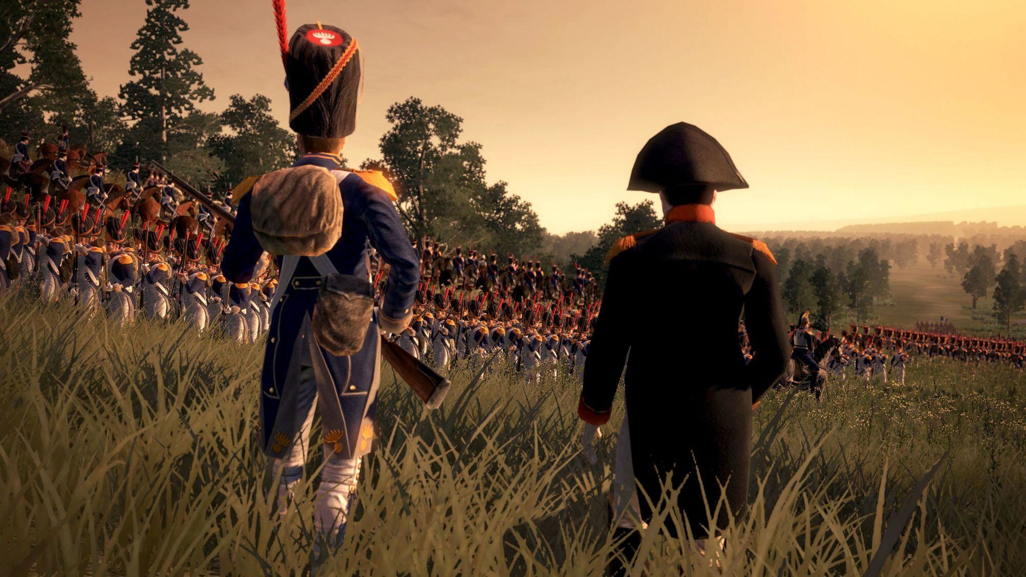 Due soldati in uniformi storiche, di fronte a un esercito su un campo erboso al tramonto.
