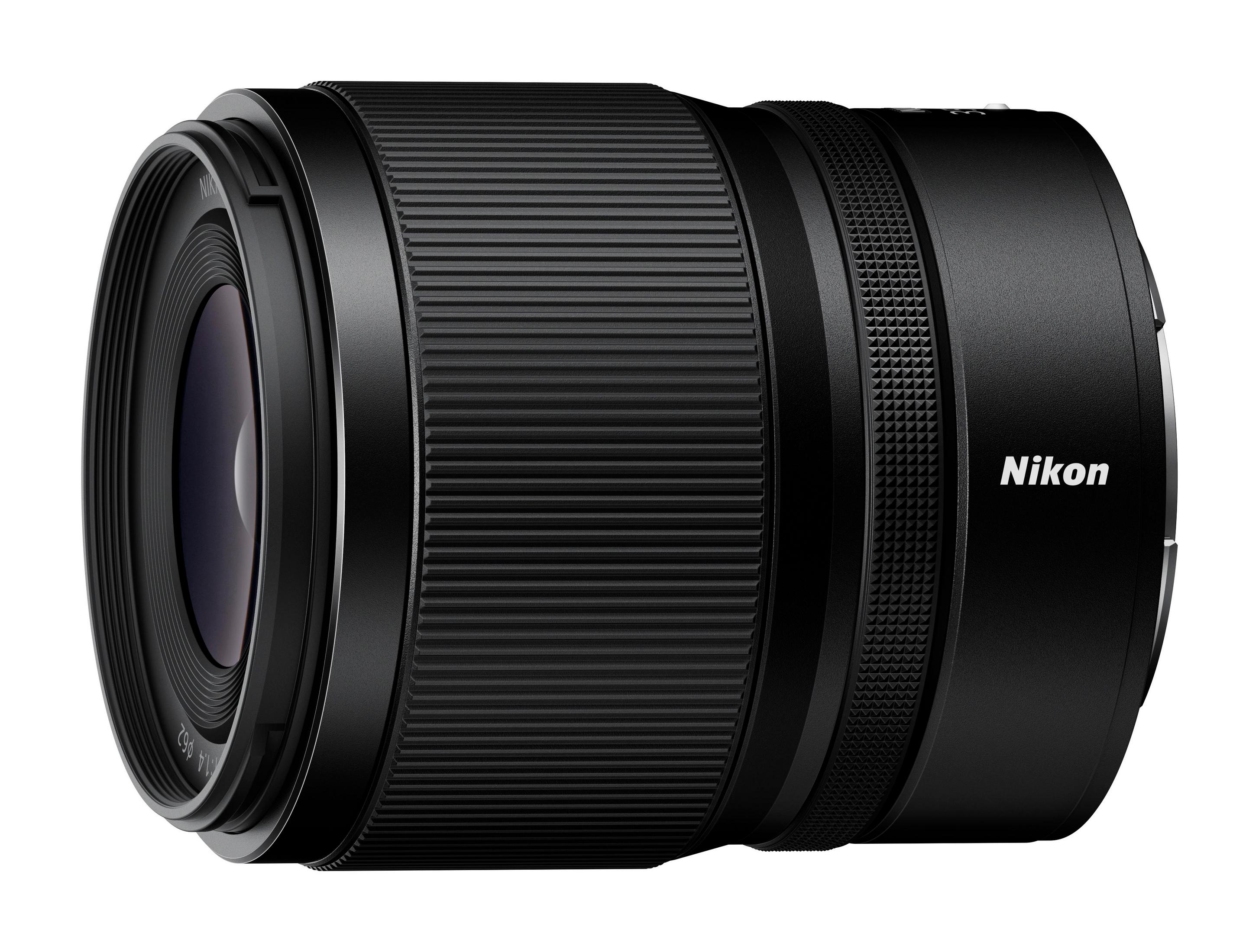 Schwarzes Kameraobjektiv mit Rillen und Nikon-Marke, isoliert auf Weiß.