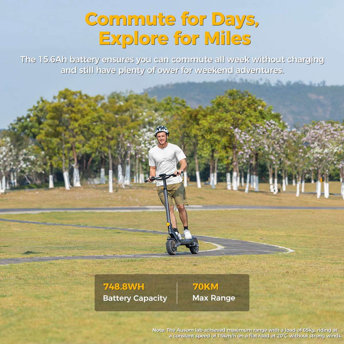 Mężczyzna jadący czarno-żółtą hulajnogą elektryczną na zielonym polu z drzewami w tle.