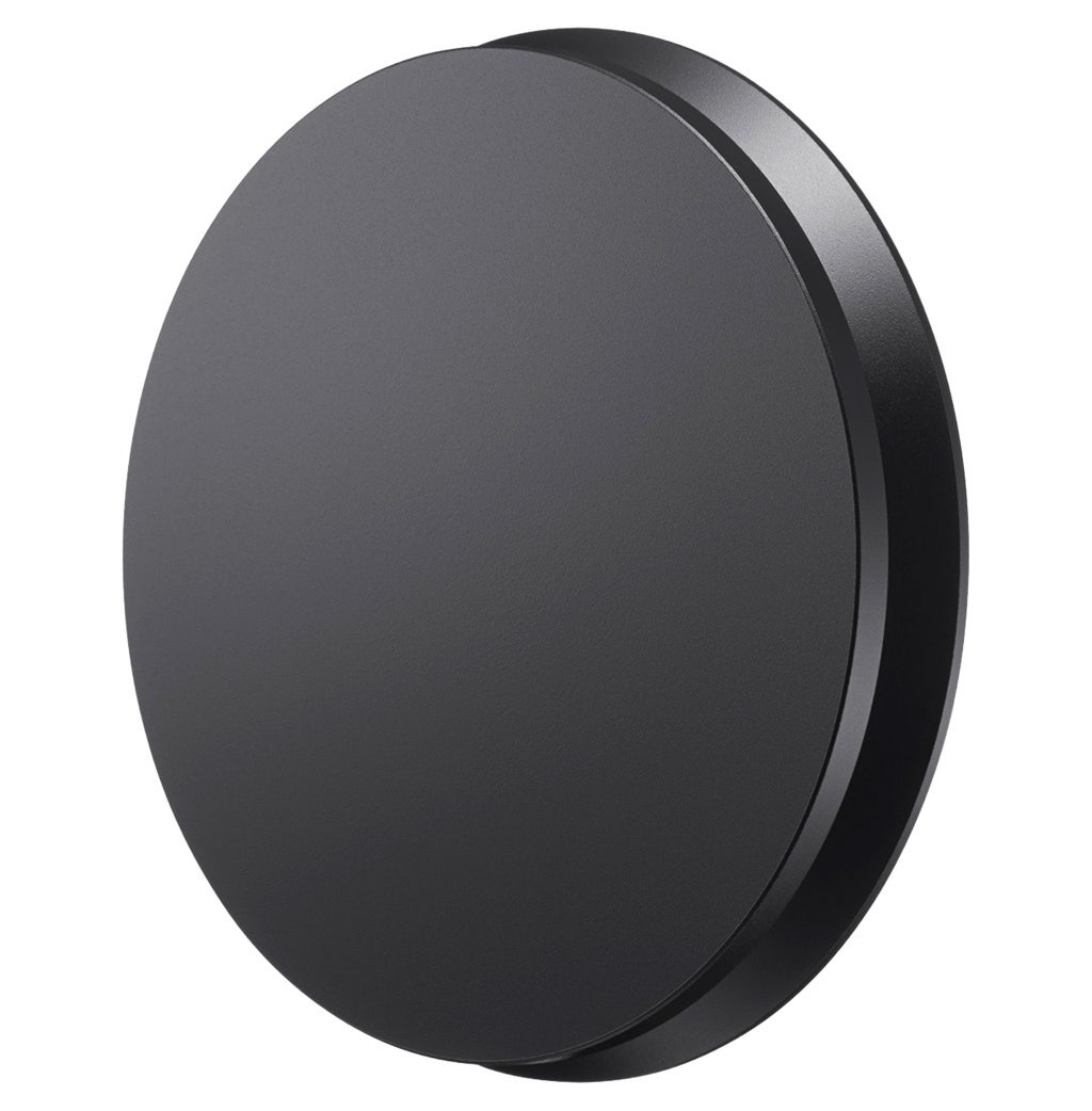 Oggetto circolare nero con un bordo arrotondato. È isolato su sfondo bianco.