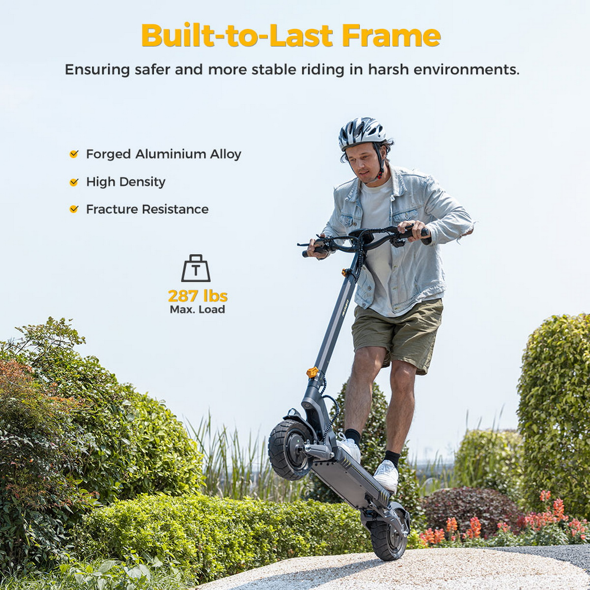 Mężczyzna jadący skuterem elektrycznym w słoneczny dzień. Tekst: 'Built-to-Last Frame'. Cechy i max. obciążenie.