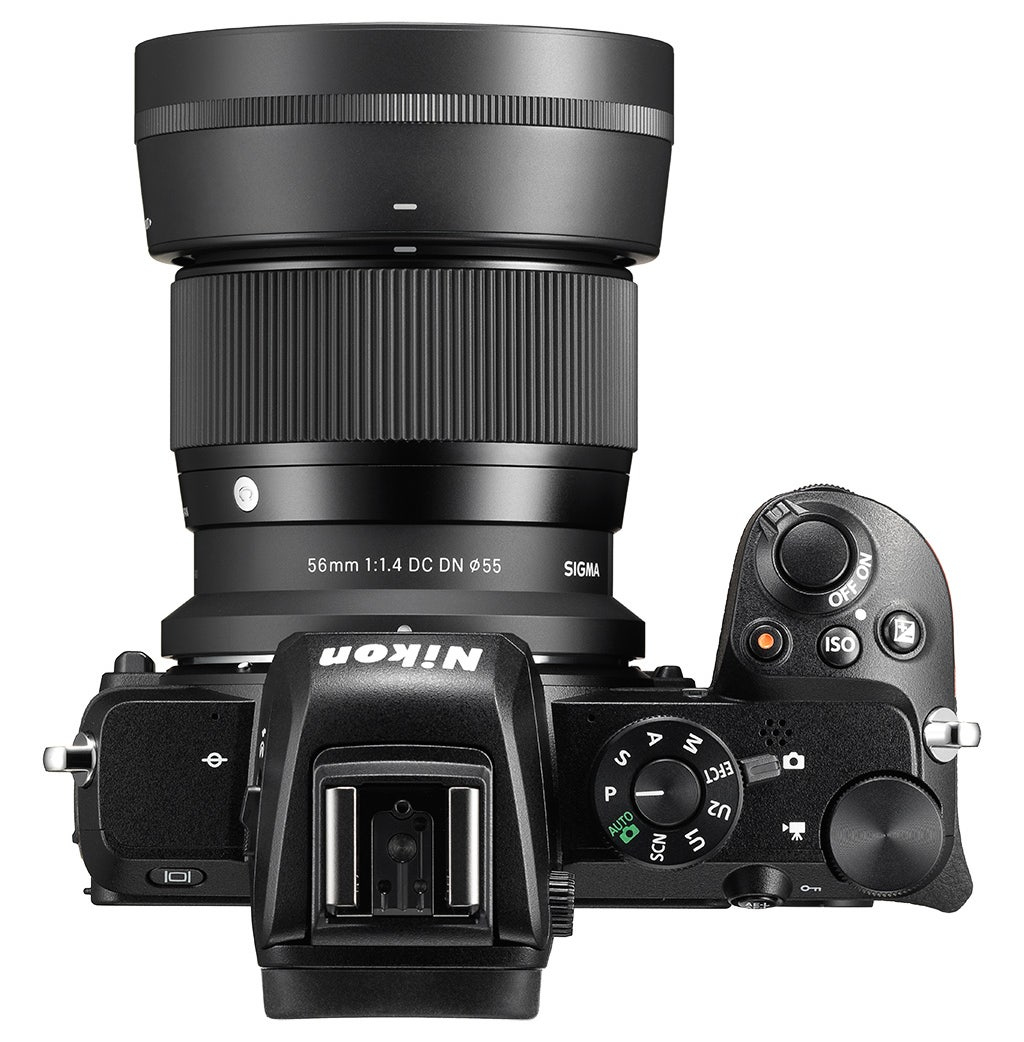 Aparat z dołączonym obiektywem, widok z góry na białym tle; widoczny napis Nikon.