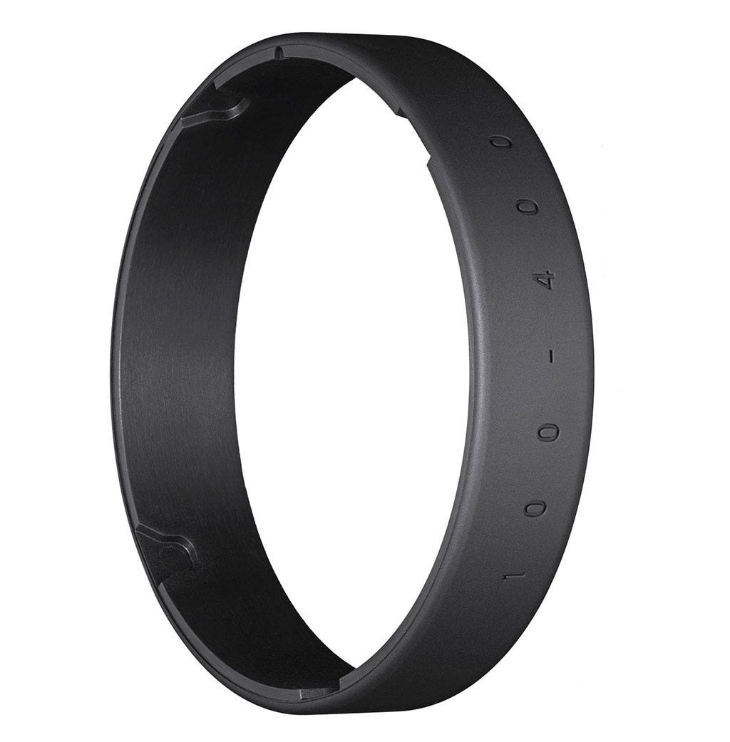 Czarny, okrągły plastikowy pierścień z wytłoczonymi numerami 1, 4 i 0.