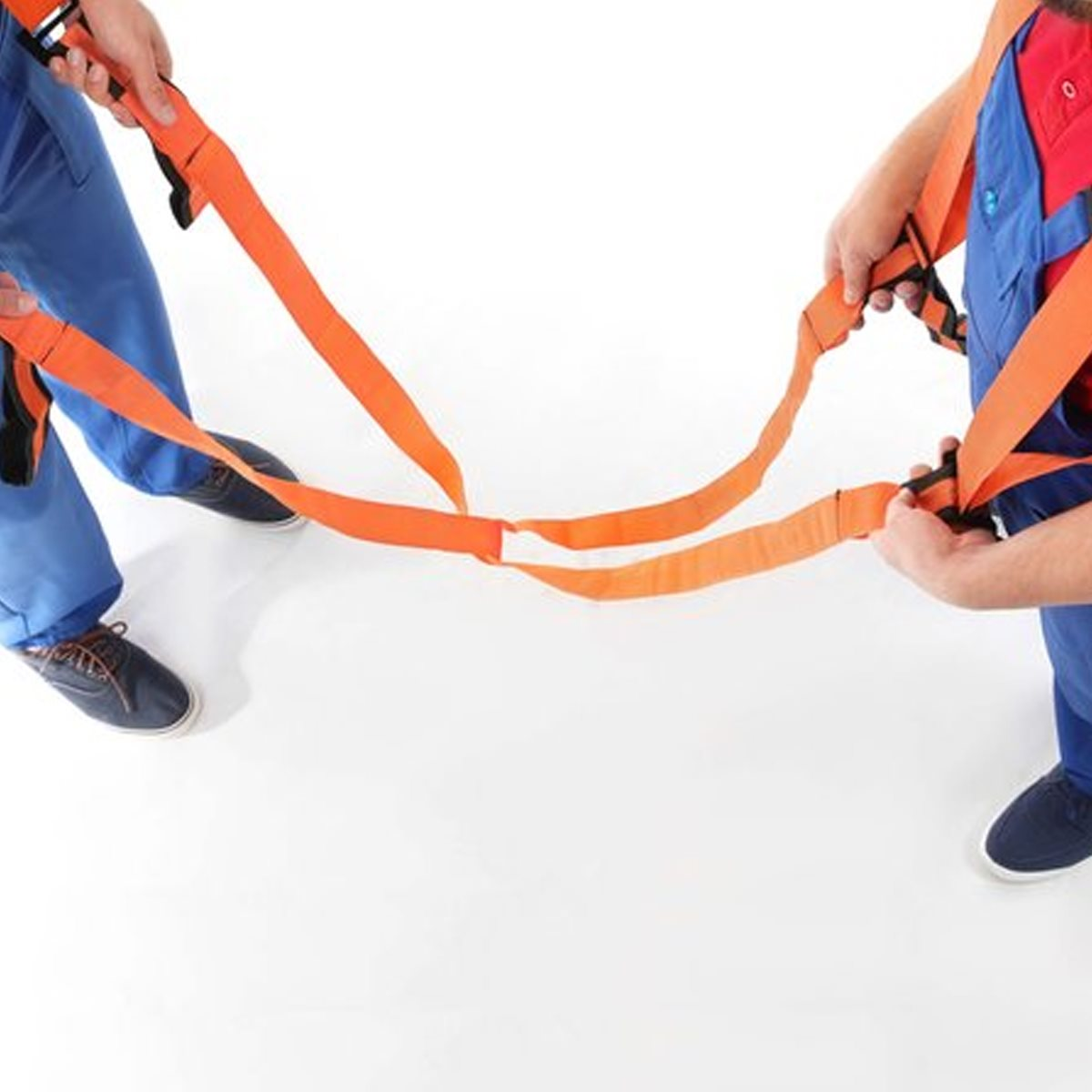 Twee mannen die oranje banden vasthouden, witte achtergrond.