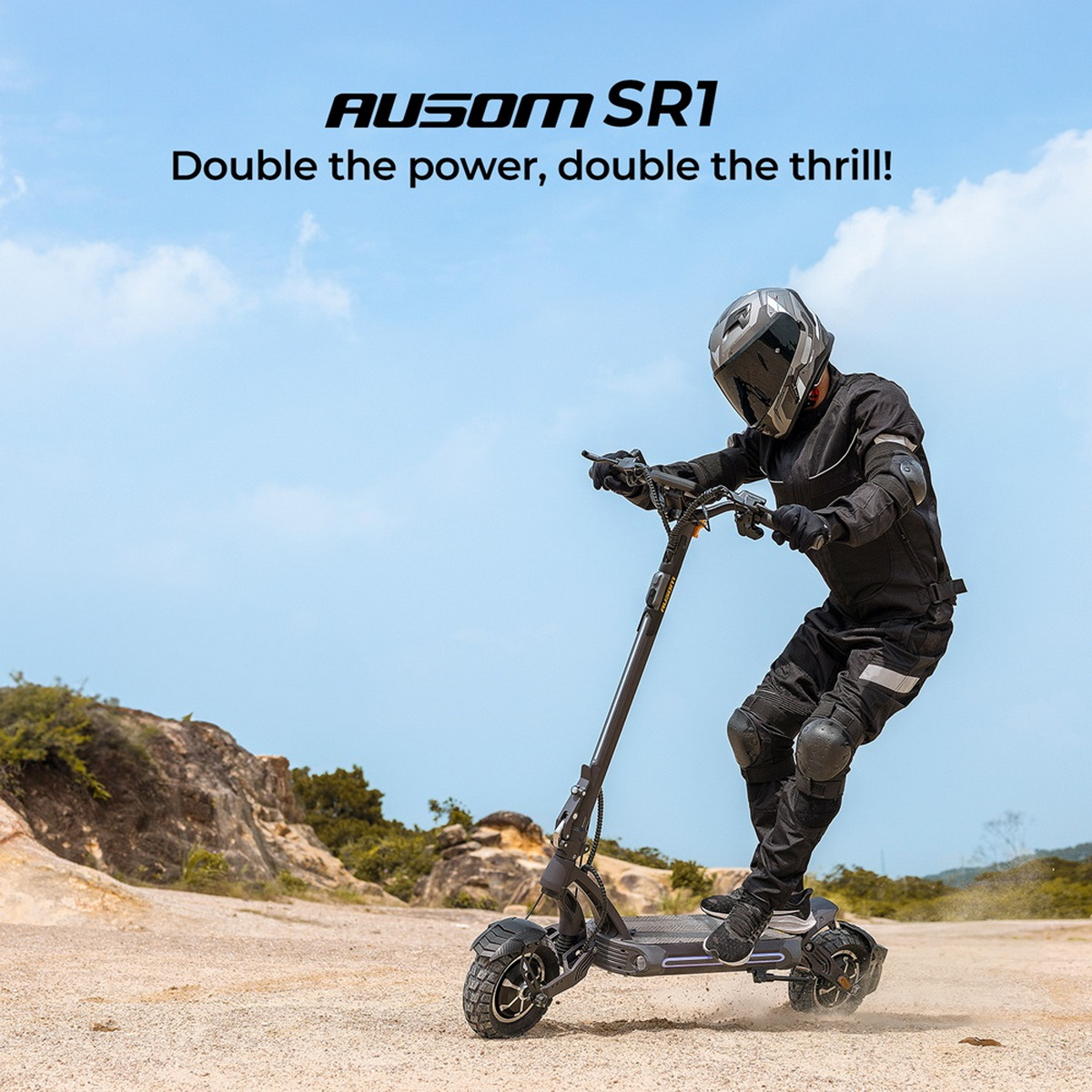 Osoba jadąca na hulajnodze elektrycznej po polnej drodze na tle błękitnego nieba.