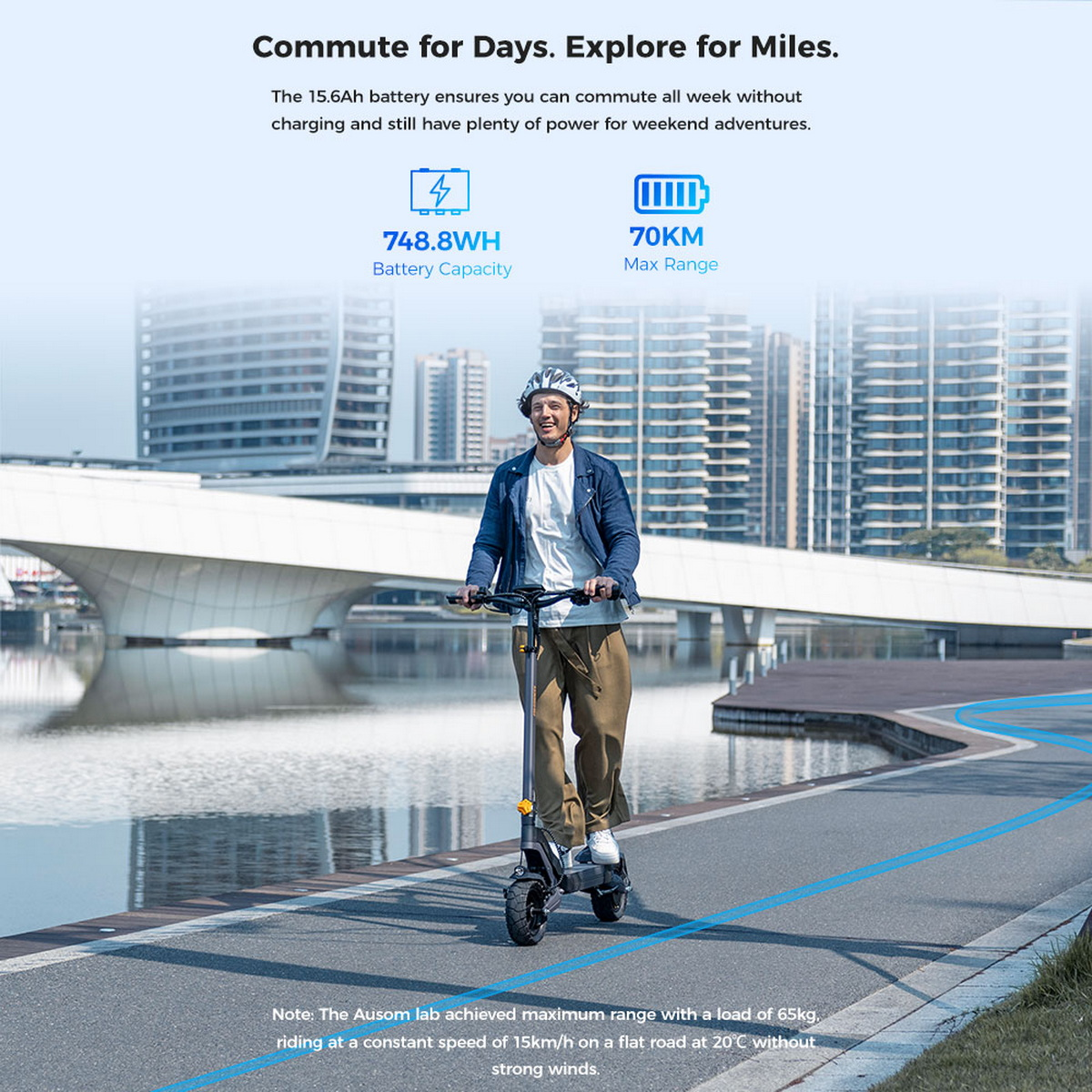 Mężczyzna jedzie na hulajnodze elektrycznej po utwardzonej drodze. Hulajnoga ma zasięg 70 km.