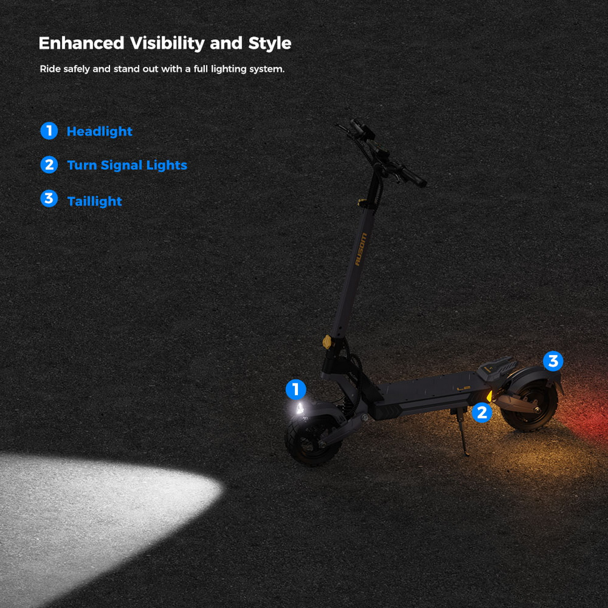 Czarna hulajnoga z reflektorem, kierunkowskazami i tylnym światłem. Ciemne tło.