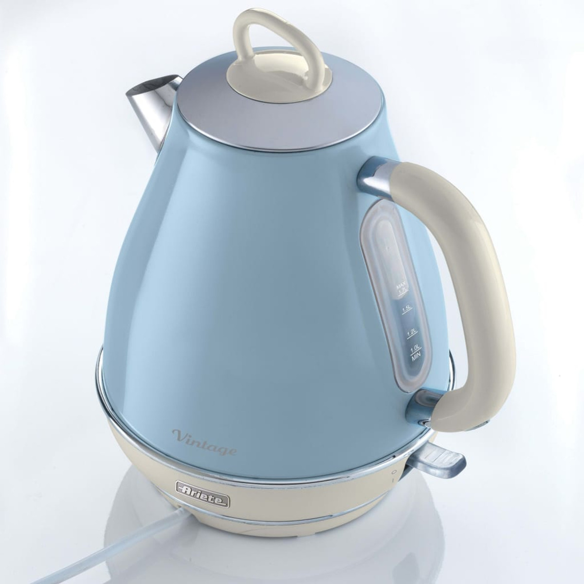 Blauer und cremefarbener Retro-Wasserkocher mit Griff und Wasserstandsanzeige. Weißer Hintergrund.