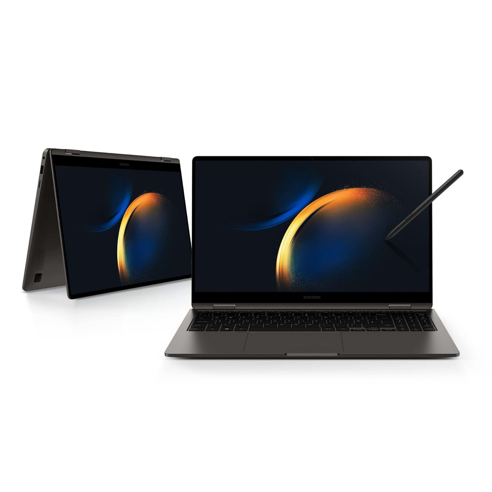 Due laptop con una penna. Uno è aperto, l'altro chiuso, su sfondo bianco.