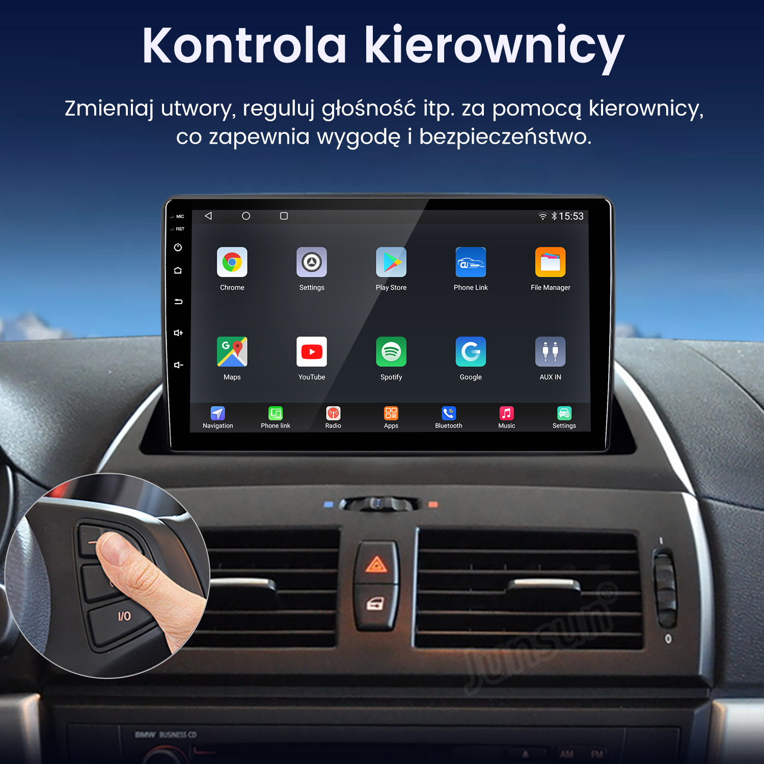Ekran deski rozdzielczej samochodu z aplikacjami. Ręka naciska przycisk na kierownicy.