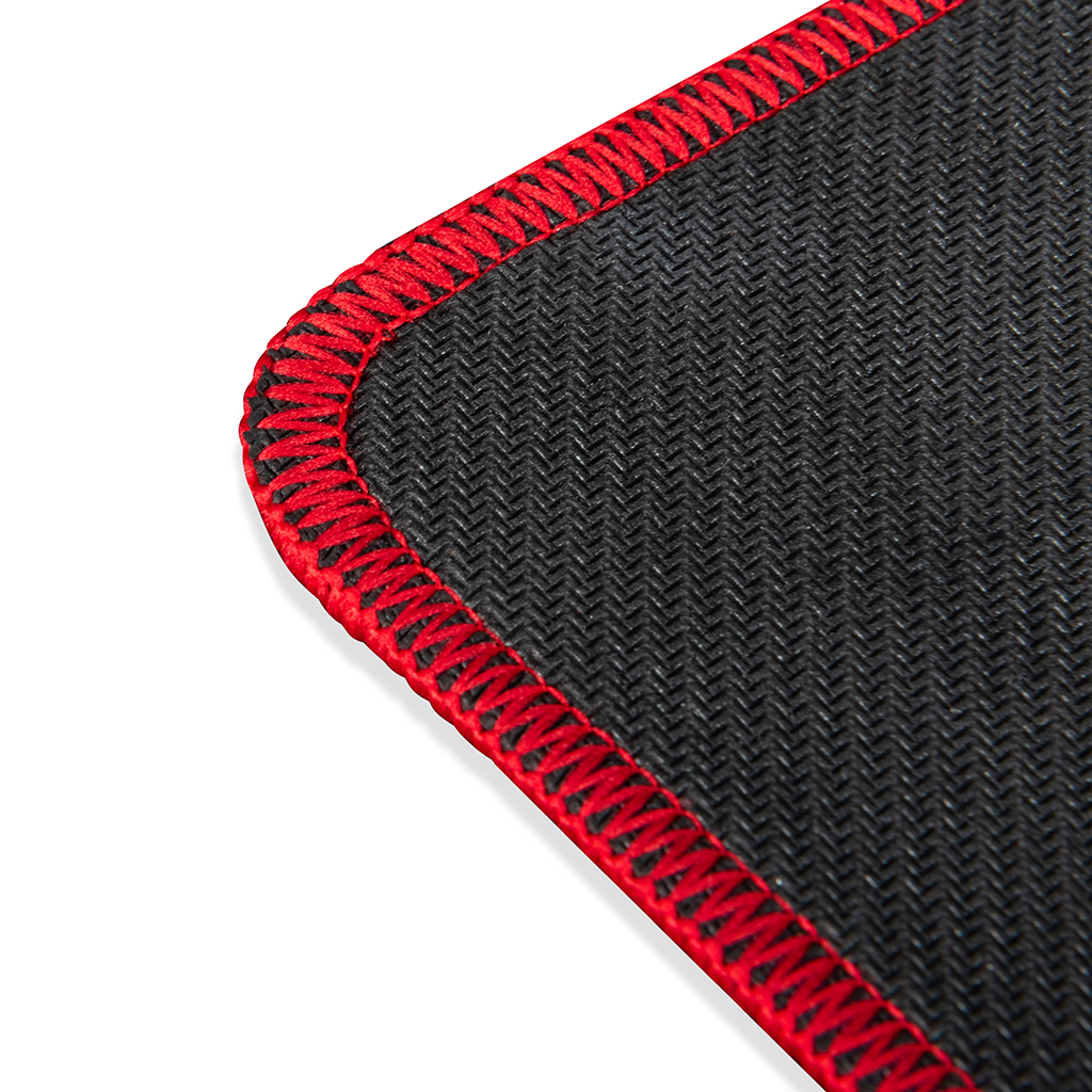 Zbliżenie czarnej podkładki pod mysz z czerwoną, zszytą krawędzią. Pokazuje fakturę i szczegóły szwów.