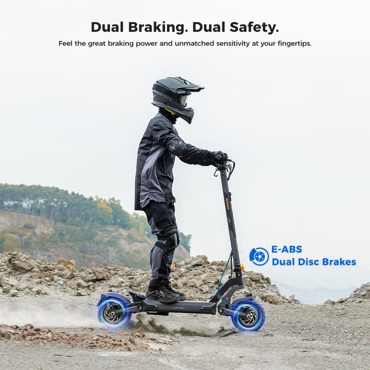 Osoba jadąca skuterem elektrycznym po polnej drodze, w kasku i odzieży ochronnej.