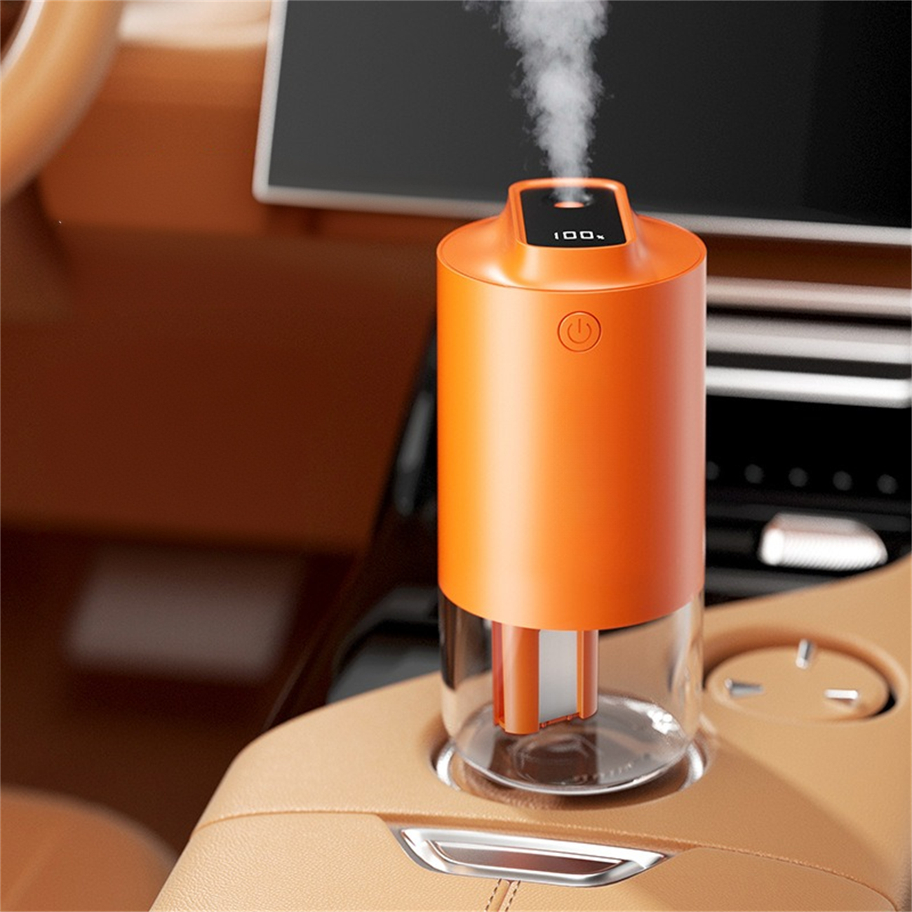 Orangenes Gerät, das im Getränkehalter eines Autos Dampf abgibt. Ein Power-Button und Display sind sichtbar.